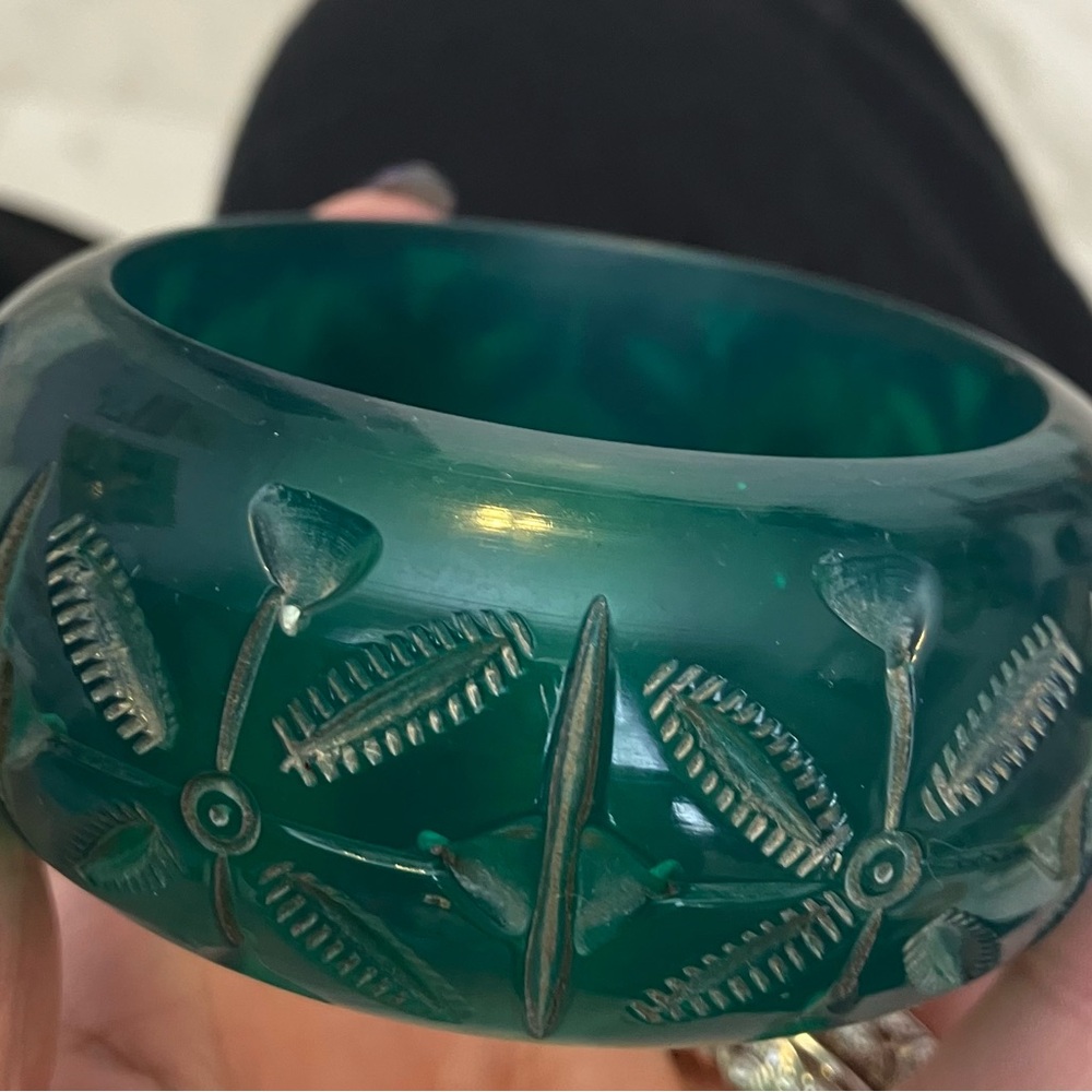 Vintage carved green lucite bangle bracelet